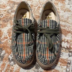 Hush Puppies Bridgeport’s in Green/Orange/Blue plaid/Houndstooth wide fit